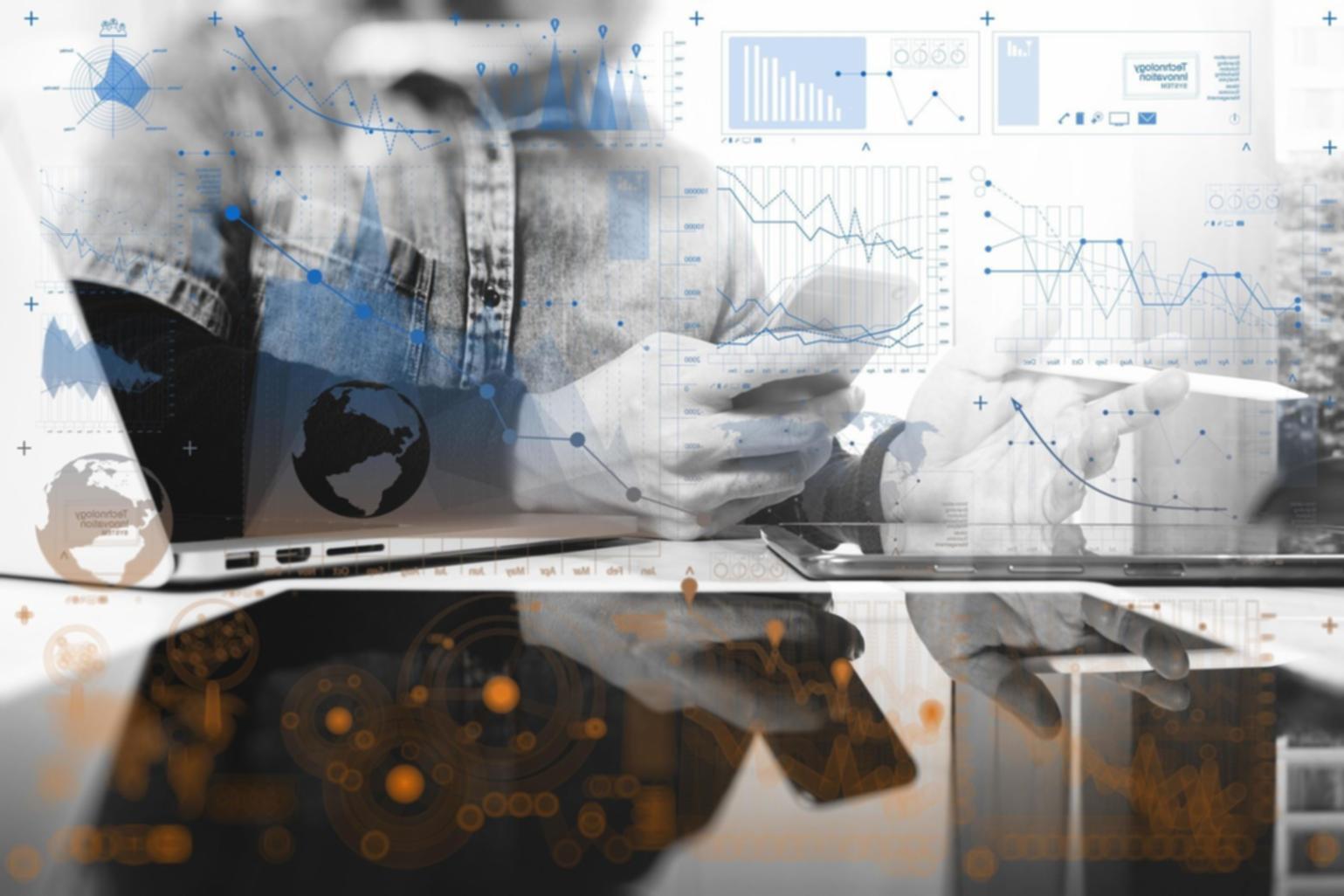Studenti che lavorano su progetti di programmazione front-end